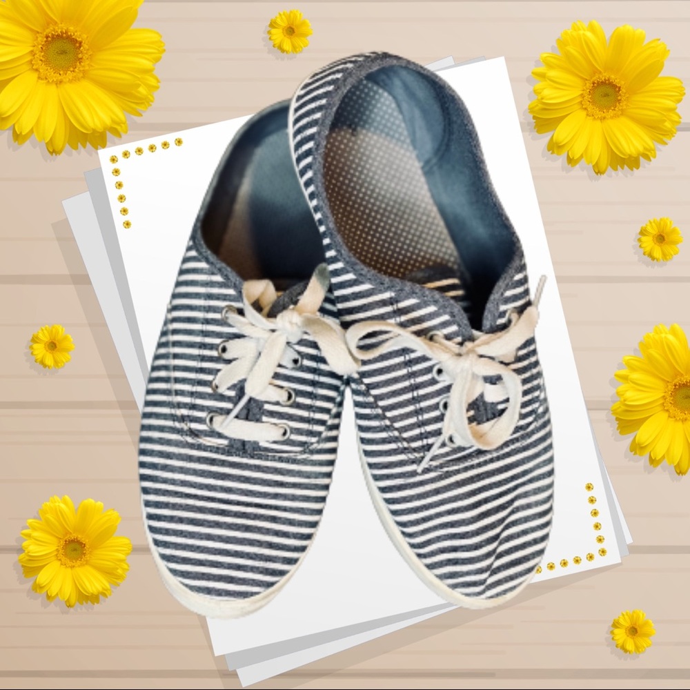 Women's sneaker blue white stripes size 8